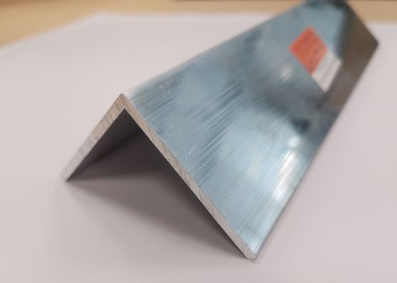 6063 โปรไฟล์อลูมิเนียม Extrusion มุมขวา Mill จบ 50mm * 50mm