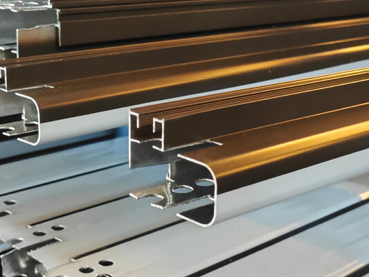 โปรไฟล์อลูมิเนียมที่มีสับสนธิ 6063 การเคลือบผงสําหรับประตูและหน้าต่างระเบียง