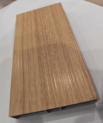 6063 โปรไฟลอลูมิเนียม extrusion พร้อมเมล็ดไม้ OAK ด้วยเนื้อเยื่อ