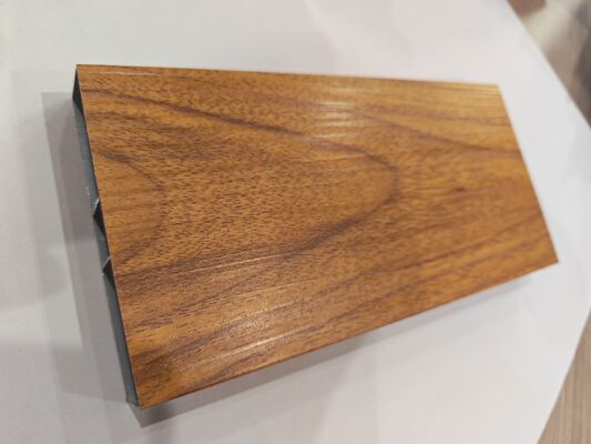 6063 โปรไฟลอลูมิเนียม extrusion พร้อมเมล็ดไม้ OAK ด้วยเนื้อเยื่อ