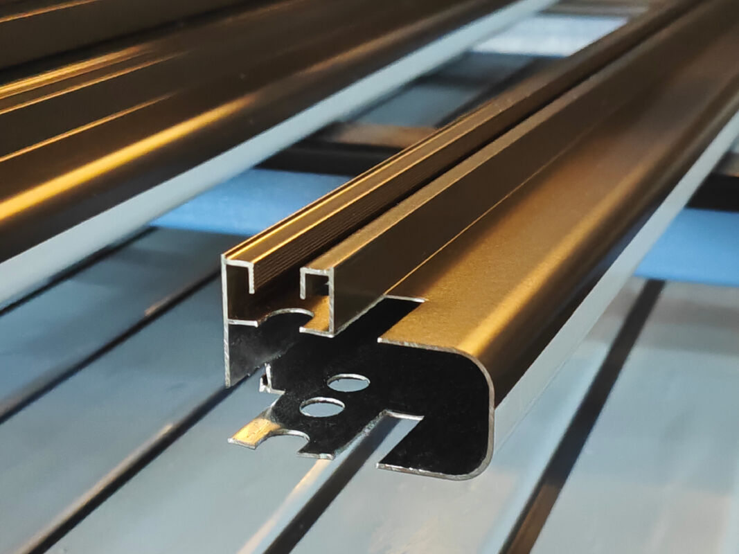 โปรไฟล์อลูมิเนียมที่มีสับสนธิ 6063 การเคลือบผงสําหรับประตูและหน้าต่างระเบียง