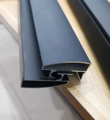 โปรไฟล์อาบน้ําอลูมิเนียม สําหรับห้องน้ํา ท็อปทราคด้วยฝาผิวเคลือบ anodized สีดํา