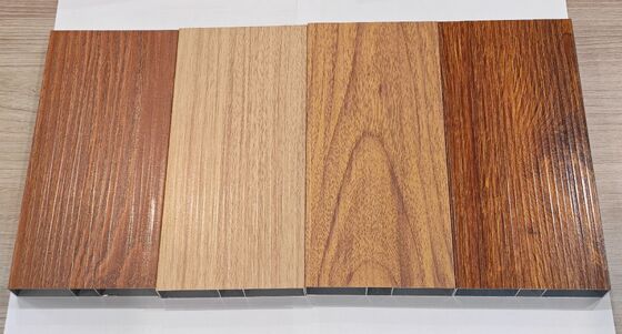 6063 โปรไฟลอลูมิเนียม extrusion พร้อมเมล็ดไม้ OAK ด้วยเนื้อเยื่อ